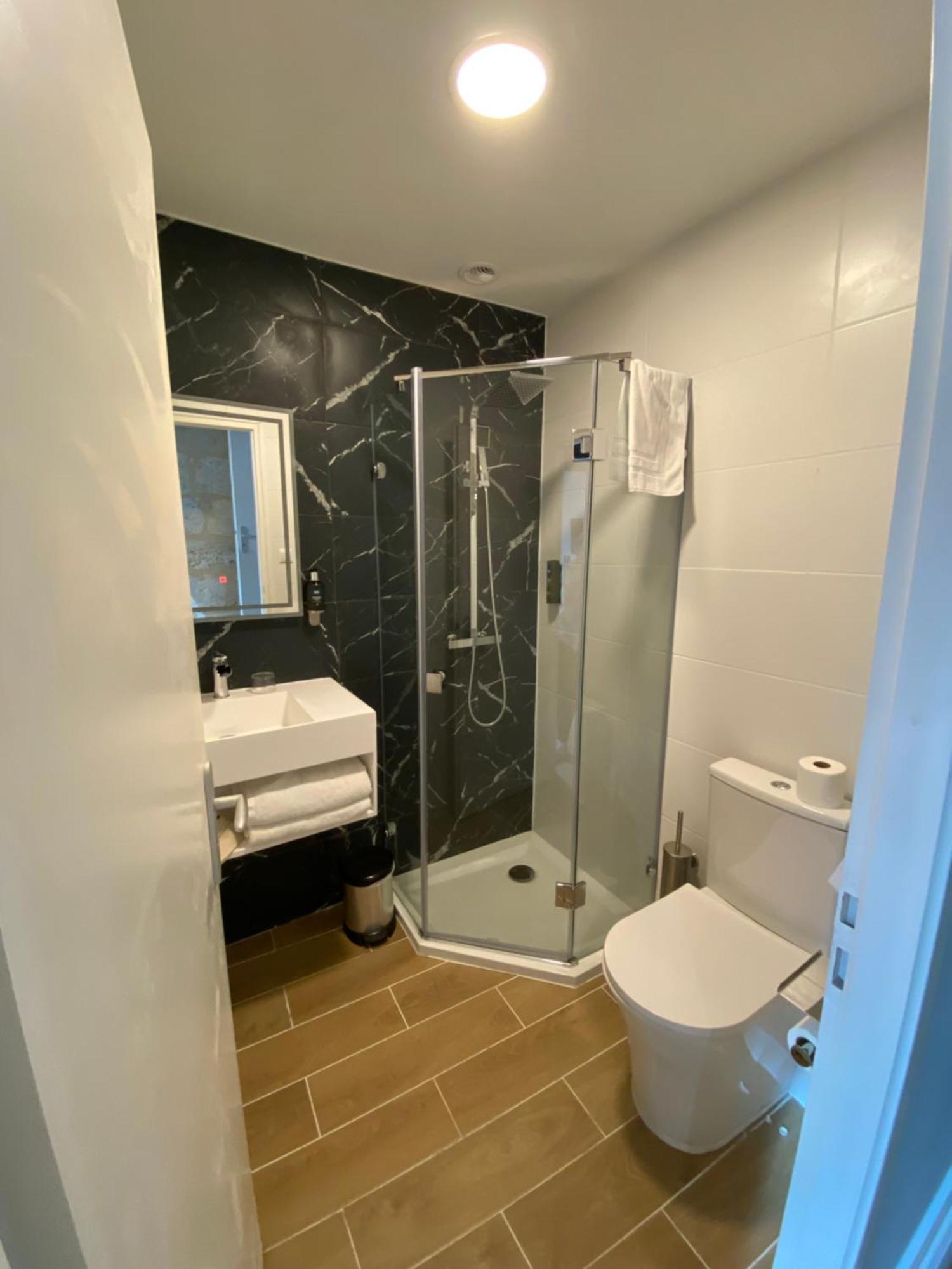 Logis Hotel De La Tour Libourne Eksteriør bilde