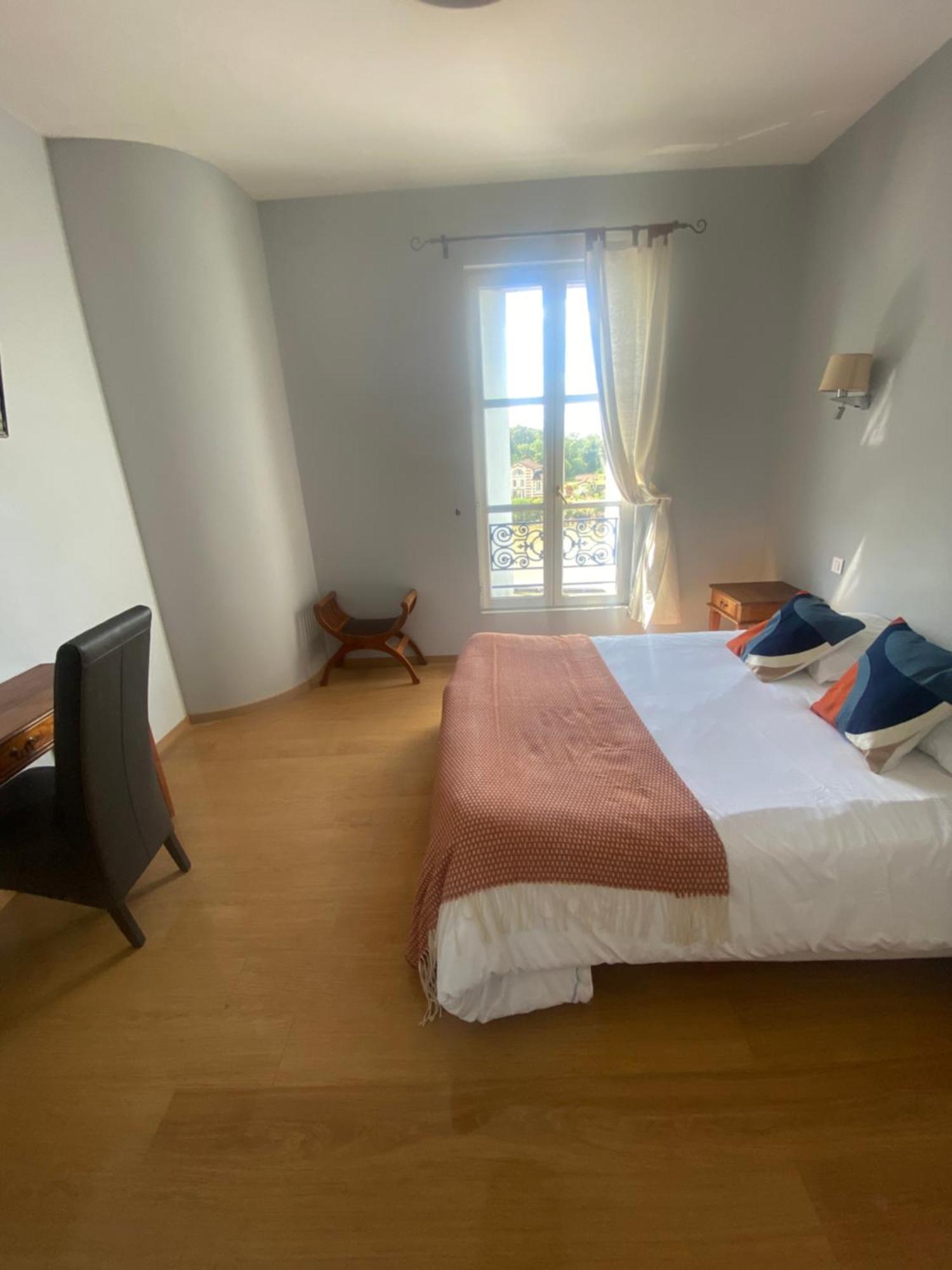 Logis Hotel De La Tour Libourne Eksteriør bilde